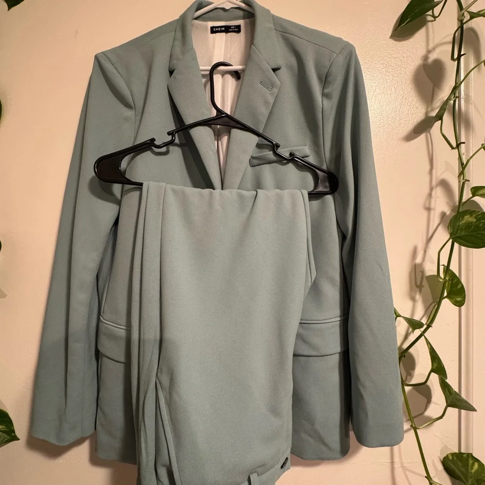 SHEIN Men's Light Green Suit